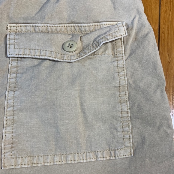 American Eagle Elastic Waist Shorts Casual
Mens XS - Picture 6 of 6